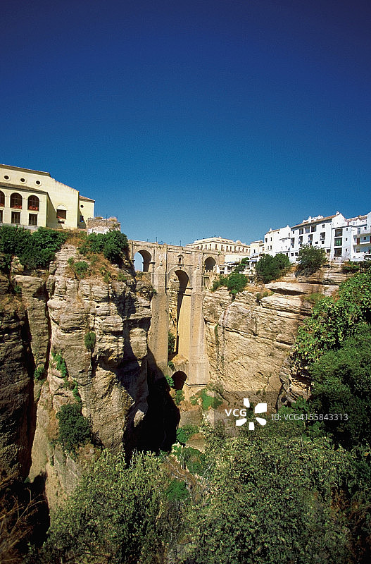 西班牙马拉加安达卢西亚龙达的埃尔塔霍峡谷上的新桥图片素材