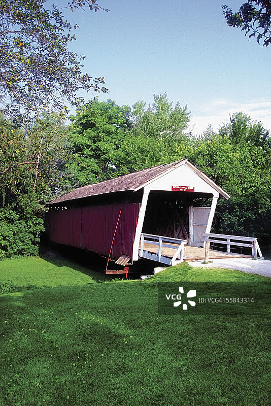 美国爱荷华州麦迪逊县卡特勒-多纳霍廊桥图片素材