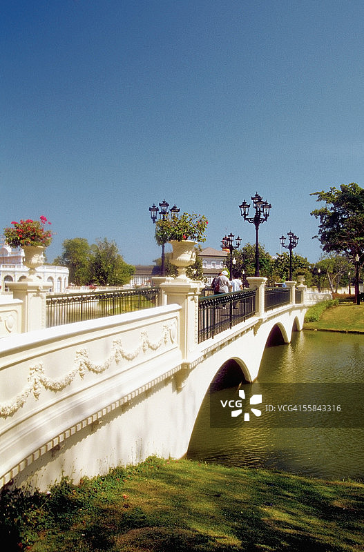 泰国曼谷邦芭茵夏宫大理石桥上的街灯图片素材