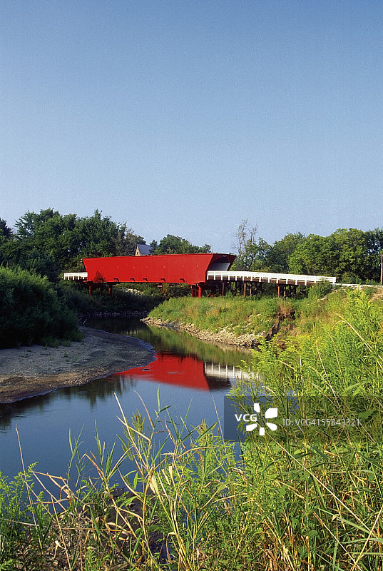 美国爱荷华州麦迪逊县带红色屋顶的奥斯曼廊桥图片素材
