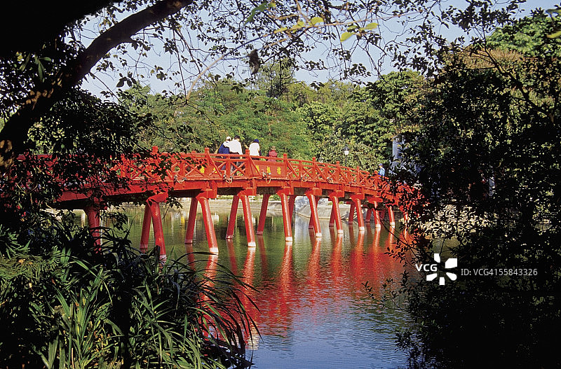 游客漫步在越南河内还剑湖的桥上图片素材