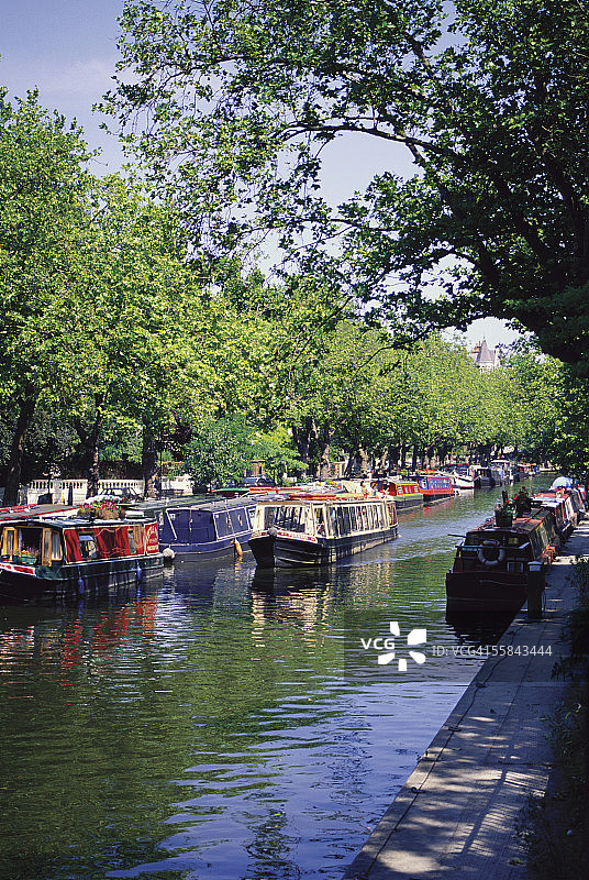 英国伦敦小威尼斯运河停泊的船只图片素材
