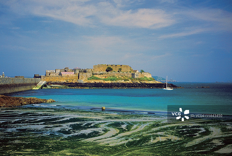 英格兰格恩西岛圣彼得港的河中小船图片素材