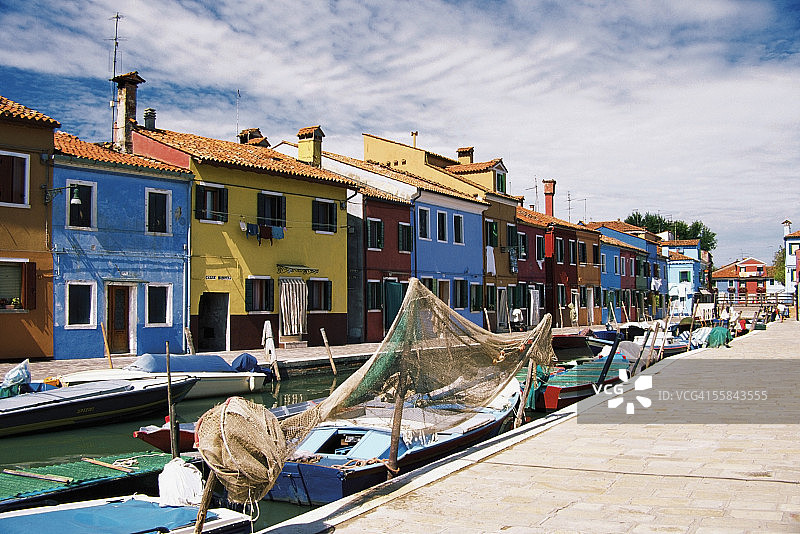 意大利威尼斯运河上的渔船图片素材