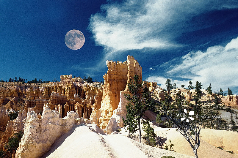 犹他州布莱斯峡谷国家公园荒凉地貌上空的月亮图片素材