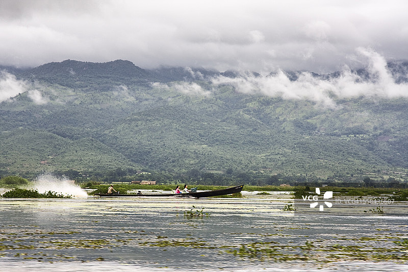 机动小舟穿梭于茵莱湖图片素材