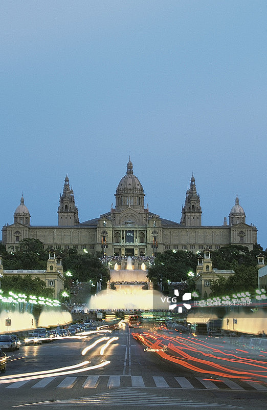 巴塞罗那西班牙广场的夜晚，国家宫和魔幻喷泉灯火辉煌图片素材
