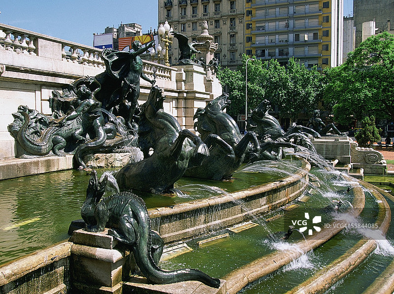 阿根廷布宜诺斯艾利斯国会广场的喷泉和雕塑图片素材