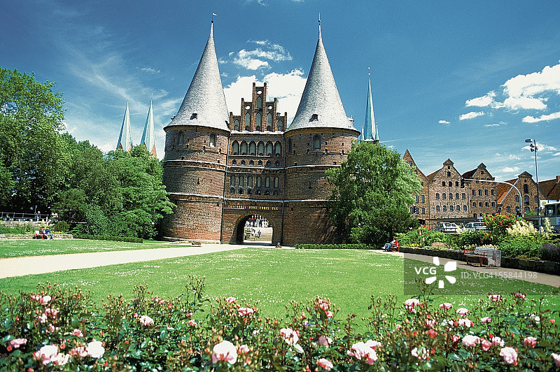 建筑物前的花园，德国吕贝克霍尔斯滕门，石勒苏益格-荷尔斯泰因州图片素材