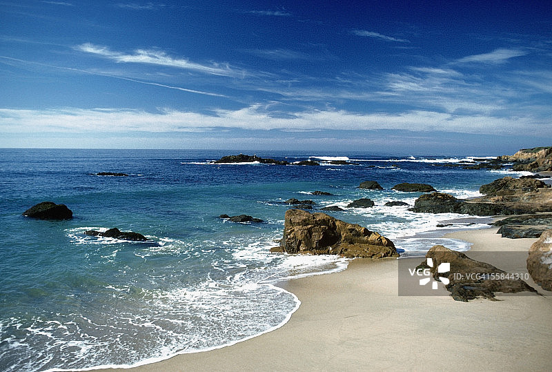 美国加利福尼亚州 1 号公路豆中空海滩的海岸线岩石图片素材