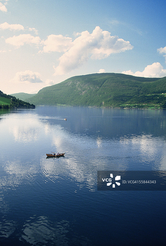 高角度拍摄挪威诺德峡湾湖中的船图片素材