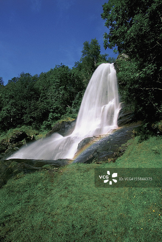 挪威斯泰因达尔山谷斯泰因达尔瀑布的瀑布和彩虹仰视角度照片图片素材