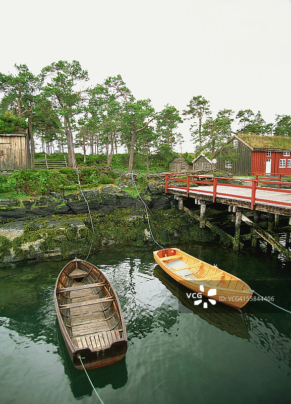 挪威Hjertoya岛莫尔德码头停泊的船只高角度视图图片素材