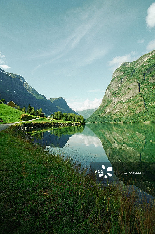 挪威奥尔登诺德峡湾水中山脉的倒影图片素材
