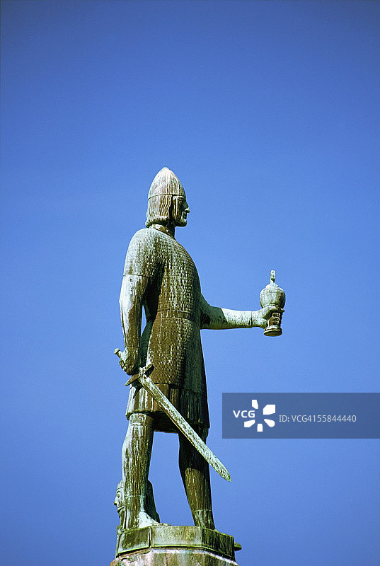 特隆赫姆，挪威奥拉夫·特里格瓦松国王雕像低角度景观图片素材