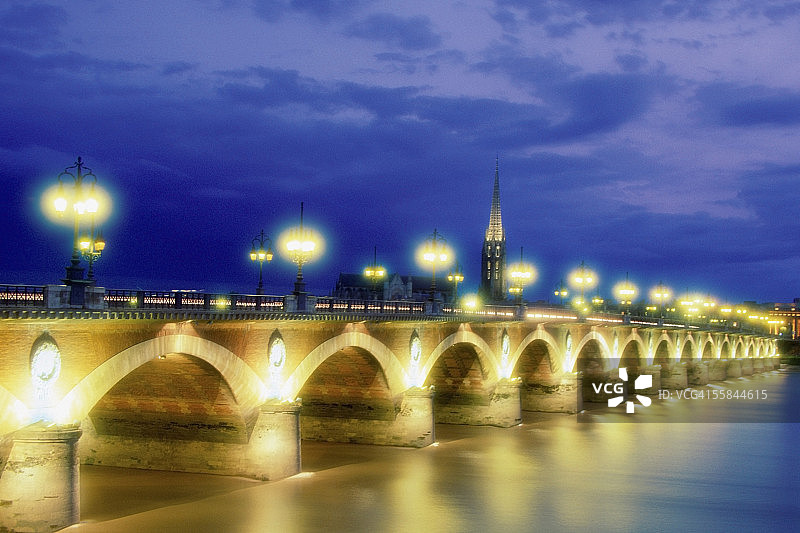 法国波尔多加龙河上的点亮拱桥——皮埃尔桥图片素材