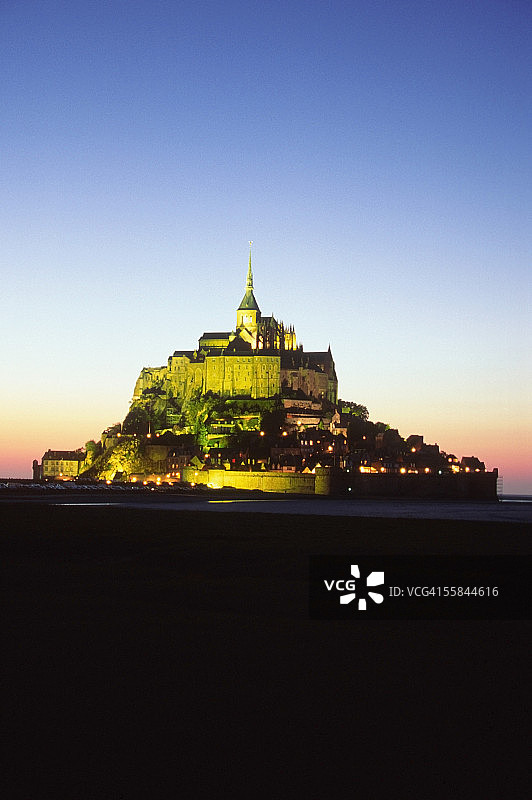 法国圣马洛的圣米歇尔山修道院黄昏景色图片素材