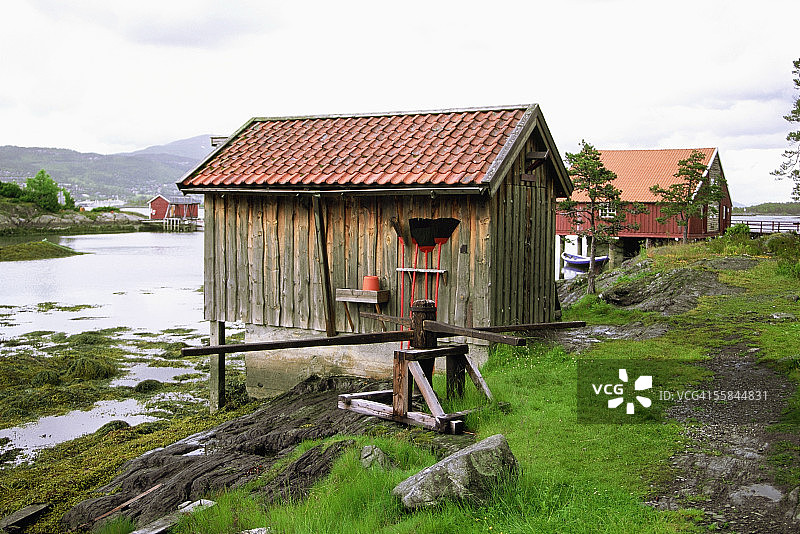 挪威莫尔德：耶尔特岛河岸边的烟熏房图片素材