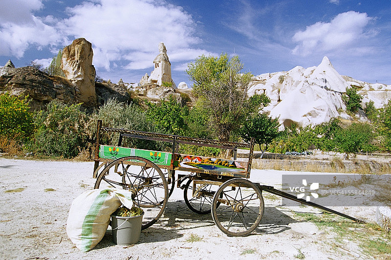 土耳其卡帕多奇亚鸽子谷风景中的马车图片素材