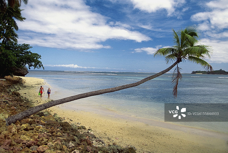 两人在斐济维提莱武岛纳迪的沃里克度假海滩上行走图片素材