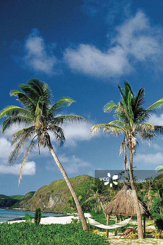 亚萨瓦群岛斐济海滩上的一组小屋图片素材