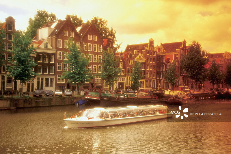 荷兰阿姆斯特丹运河中船只的高角度视图图片素材