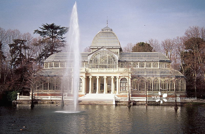 马德里水晶宫前的喷泉，西班牙图片素材