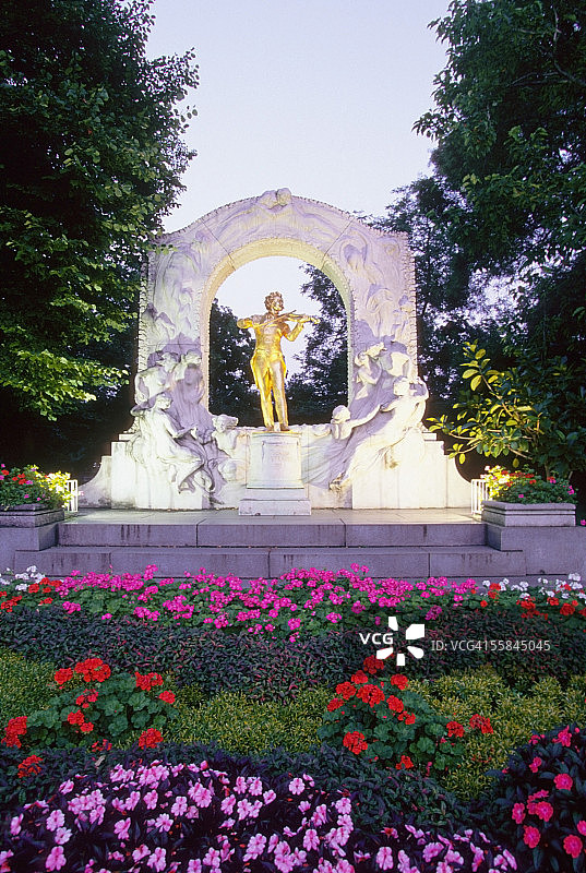 奥地利维也纳约翰·施特劳斯纪念花园的雕像图片素材