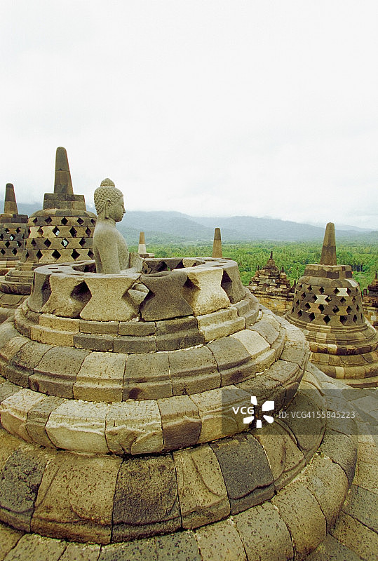 印度尼西亚爪哇婆罗浮屠寺的佛塔上的佛像图片素材