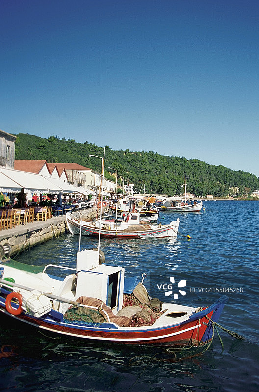停靠在希腊卡塔科隆港的渔船图片素材