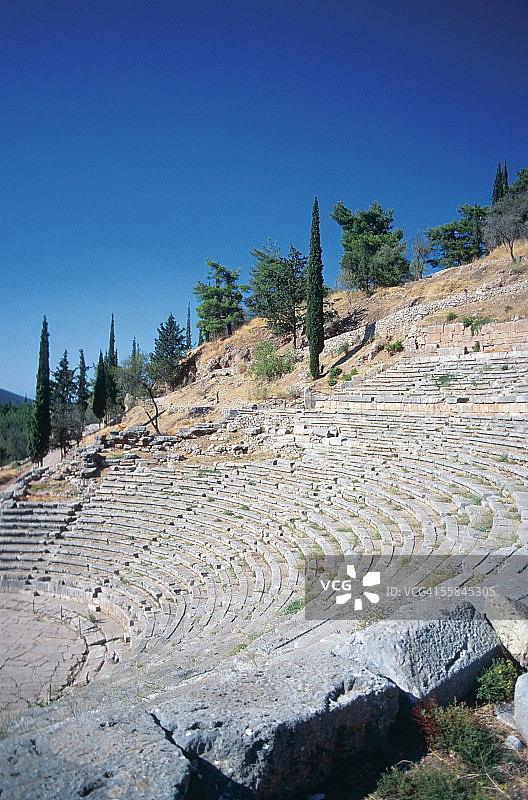 希腊德尔福阿波罗圣地古剧场的高角度视图图片素材