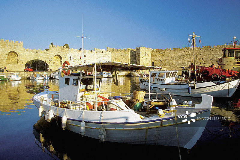 希腊罗德岛曼德拉基港的商业渔船特写图片素材