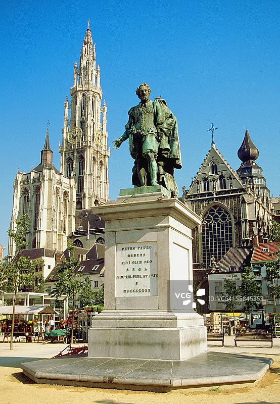 比利时安特卫普圣母大教堂前，彼得·保罗·鲁本斯雕像的仰视角度照片图片素材