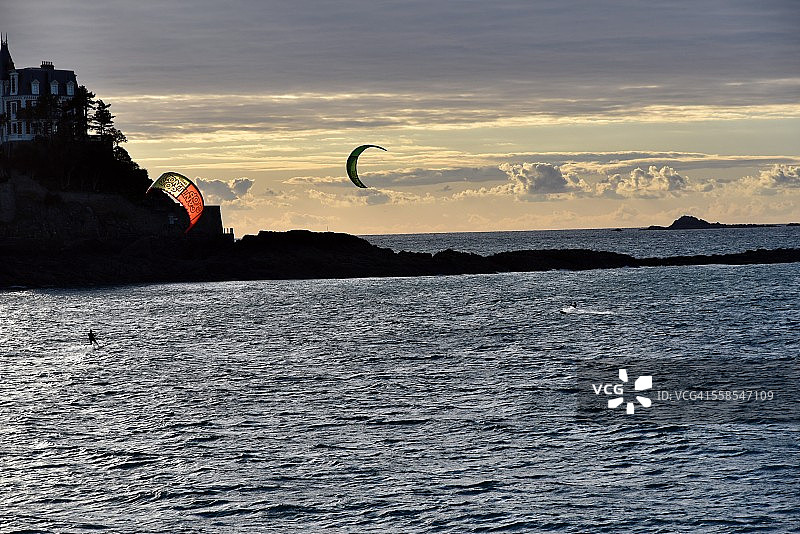 迪纳尔的风筝冲浪图片素材