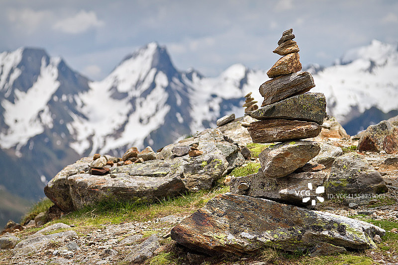 岩石堆与雪山山顶背景图片素材