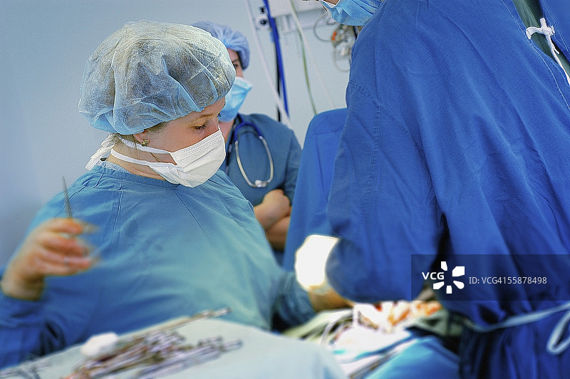 男外科医生和女护士在手术室做手术图片素材