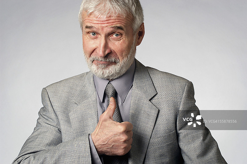 竖起大拇指的年长商人图片素材