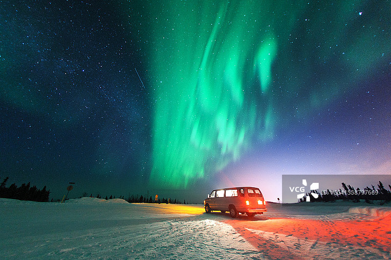 有车辆的北极光图片素材