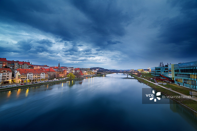 斯洛文尼亚，马里博尔和德拉瓦河的黄昏图片素材