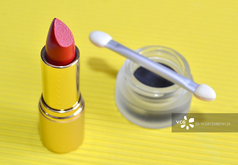 红色唇膏和黑色眼影图片素材