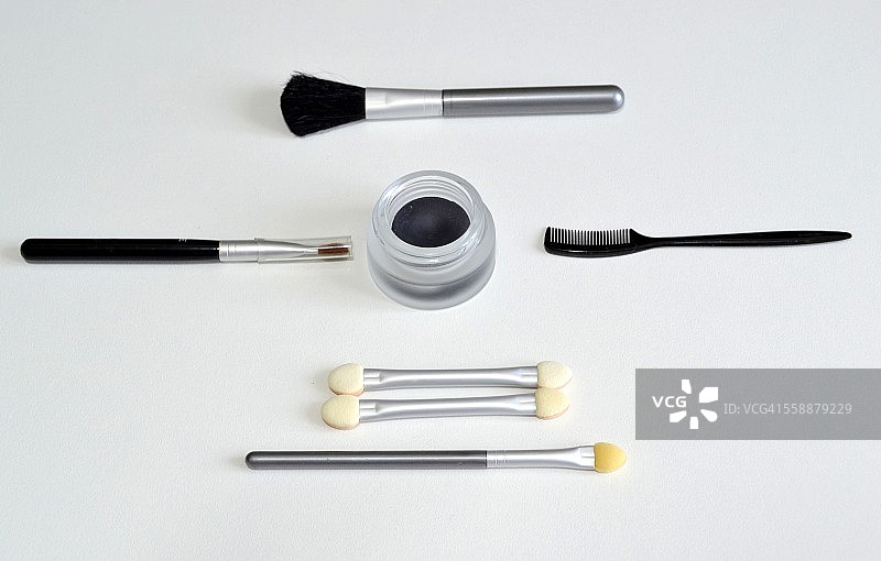 黑色眼影和不同的化妆刷图片素材