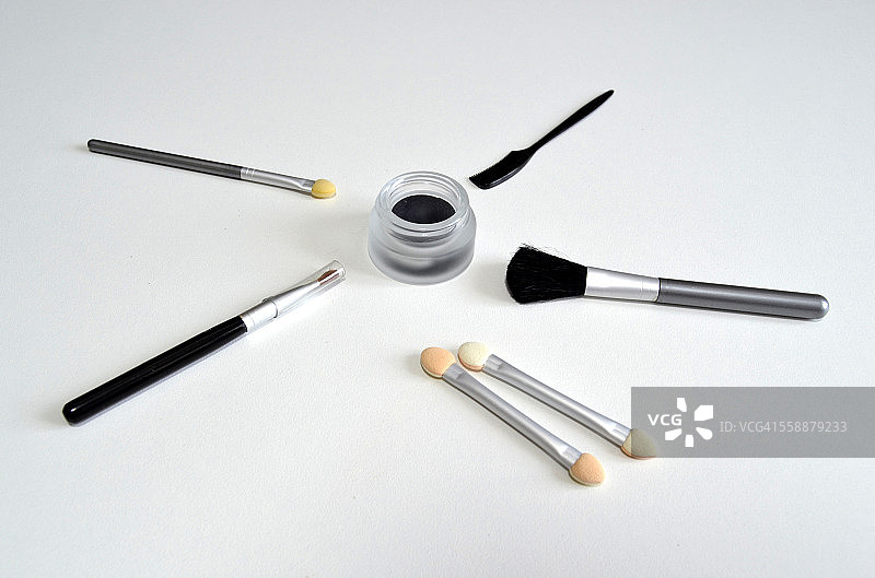 黑色眼影和不同的化妆刷图片素材