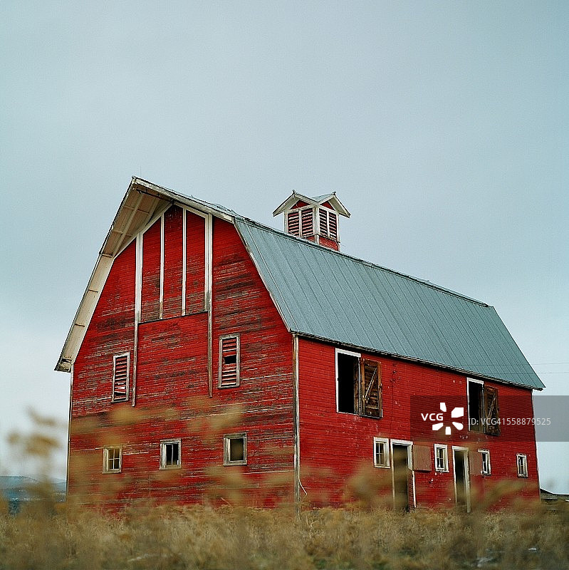 蒙大拿州的红色谷仓图片素材