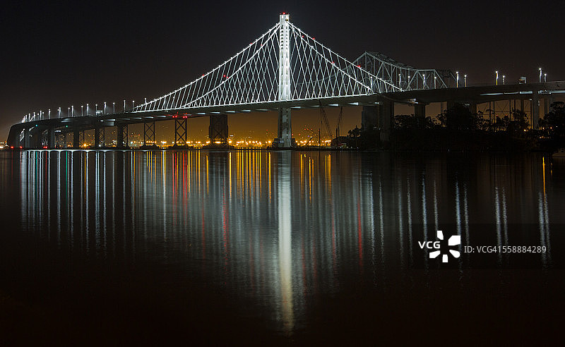 夜幕下的新旧金山-奥克兰海湾大桥图片素材
