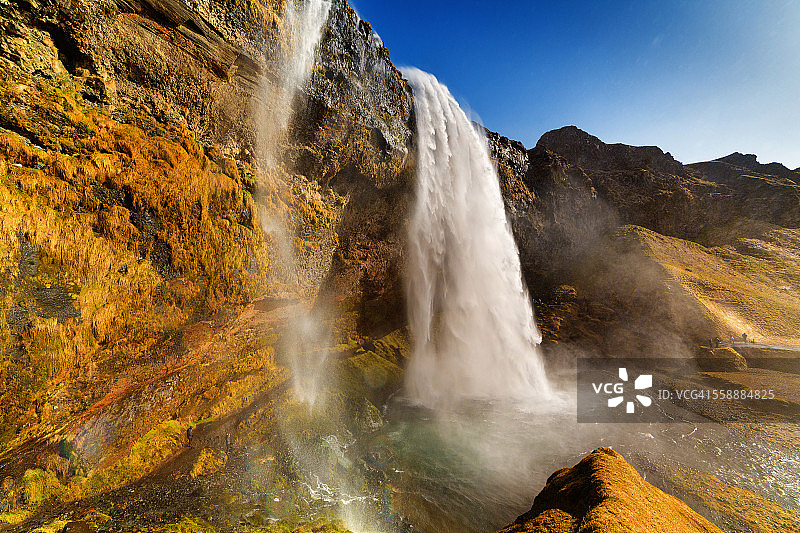 阳光明媚的塞里雅兰瀑布的快速曝光图片素材