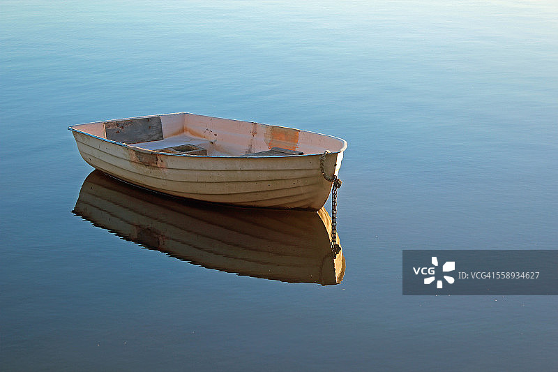 小艇倒影图片素材