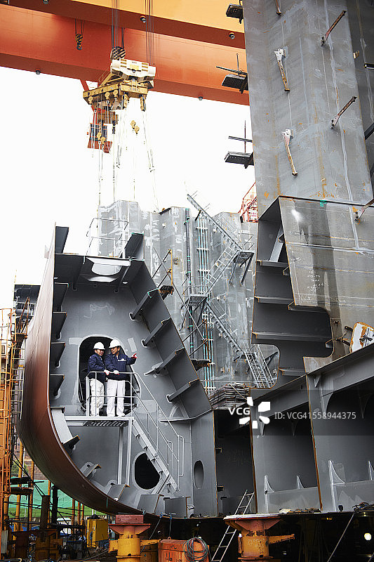 韩国固城郡造船厂的工人图片素材