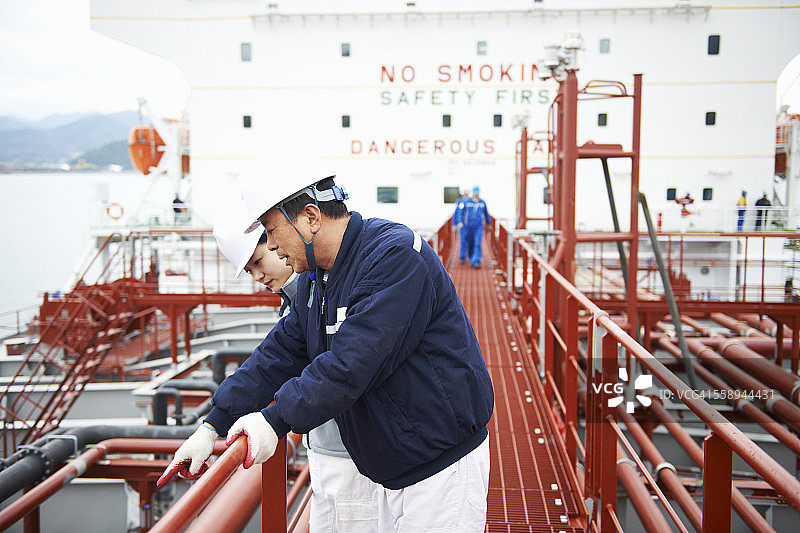 两名工人在中国韩国航运港口讨论工作图片素材
