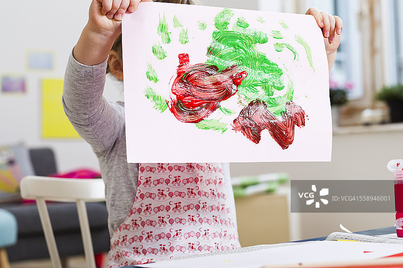 女孩在家举起画作图片素材