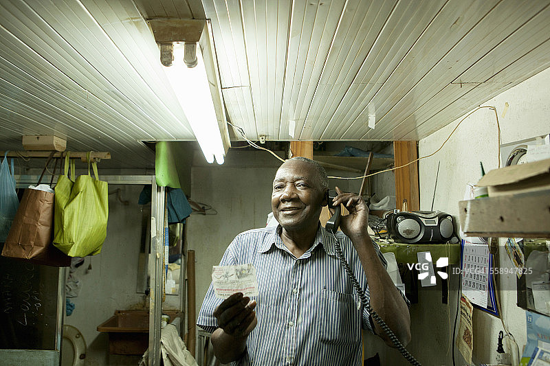 男人在车间里打电话的肖像图片素材